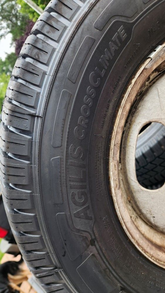 Michelin Agilis 225 75 R16