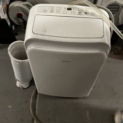 Insignia™ - 250 Sq. Ft. 6,000 BTU Portable Air Conditioner - White Used 