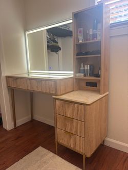 Vanity with hd lighted mirror multiple light settings