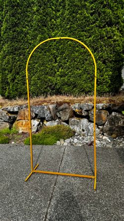 Gold metal backdrop arch