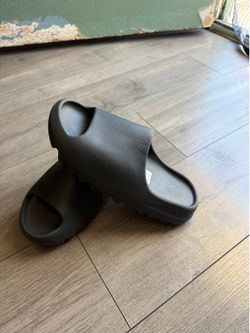 Onyx Slides Size 11