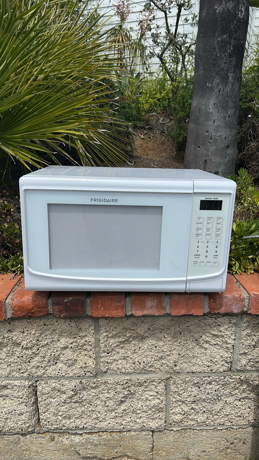 FRIGIDAIRE MICROWAVE!!
