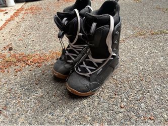 Snowboard boots