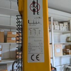 Semi-electric straddle stacker $2K