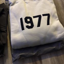 white “1977” essentials hoodie
