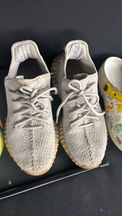 Authentic yezzys size 9