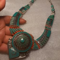 Brilliant Color And Absolutely Gorgeous Ladies Necklace. 