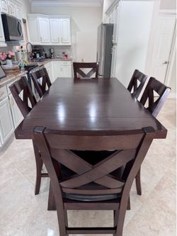 Juego de comedor, madera solida, de la tienda city furniture.