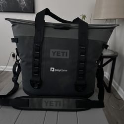 🚨🚨YETI M30 COOLER BAG !! 🚨🚨