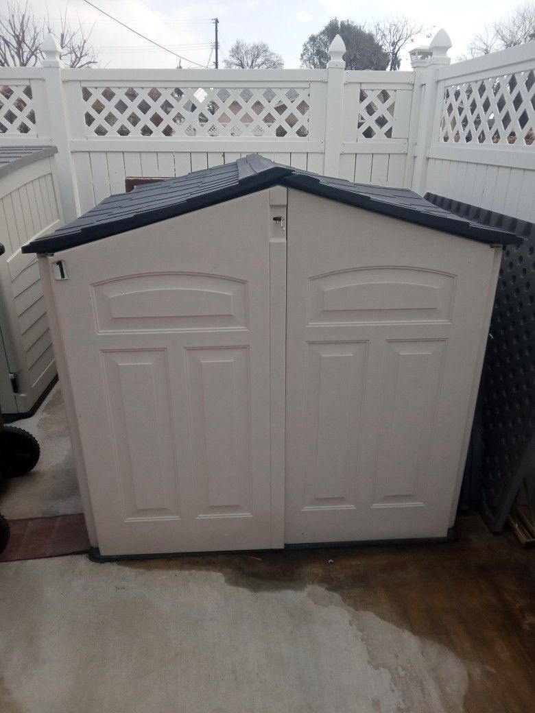 Rubbermaid Storage Shed W Sliding Roof ( No Delivery)