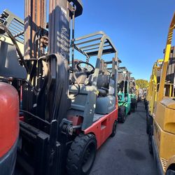 Toyota M6 Forklift 3 stage sideshift 3300 lb