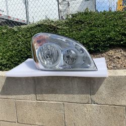 08-17 Freightliner Cascadia Regular Headlight