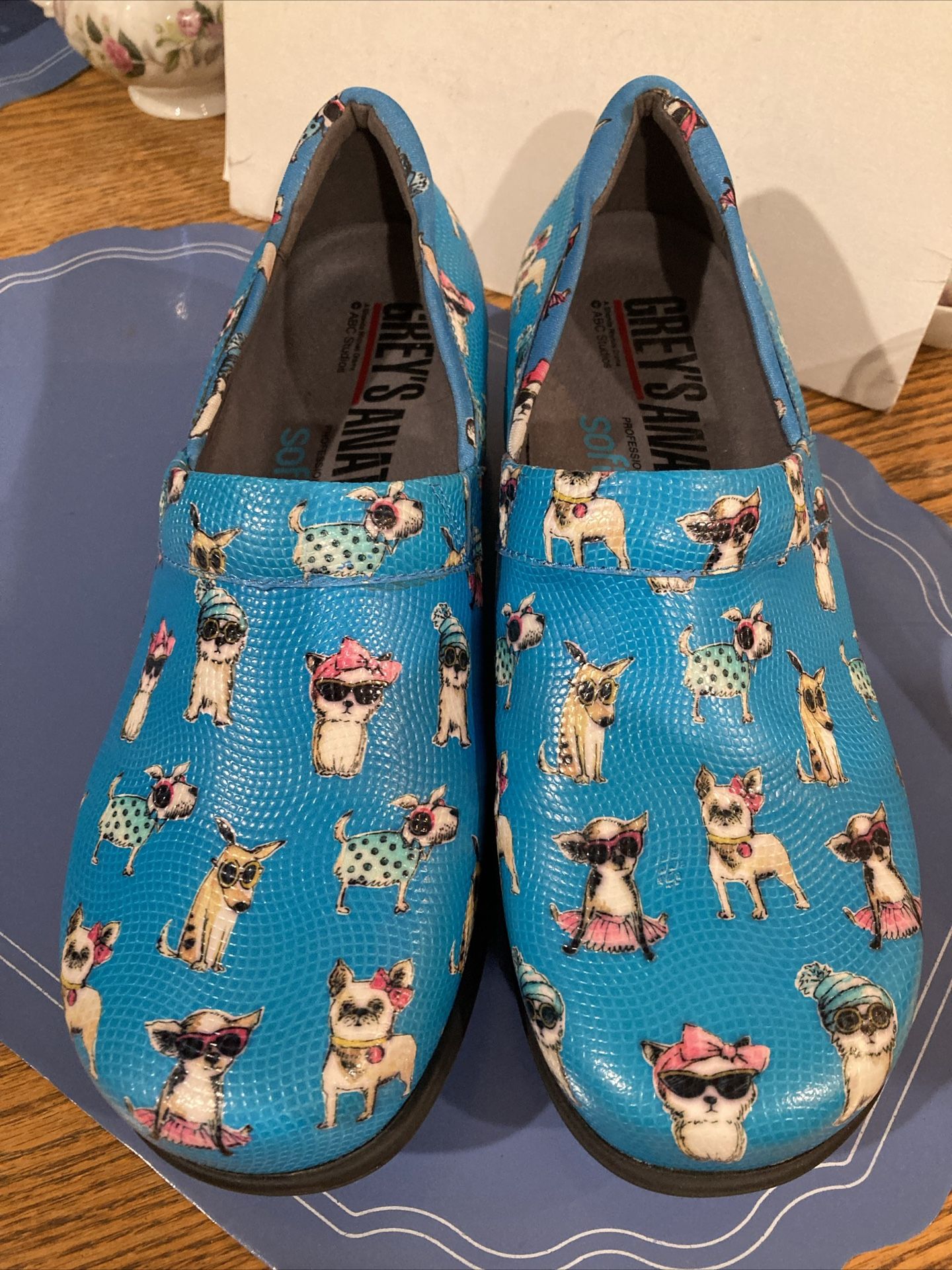Néw Greys Anatomy Softwalk Clogs Blue And Dog Pictures