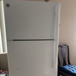GE White Small Refrigerator 