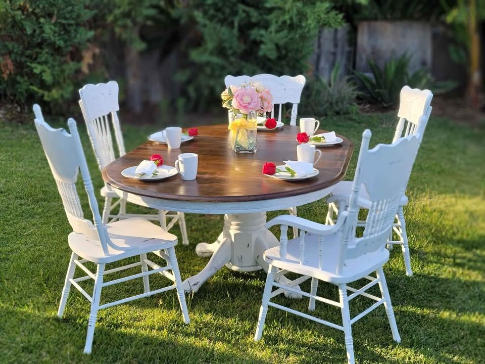 Farmhouse dining table +5 chairs