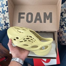 Yeezy Foam RNNR Sulfur Size 10