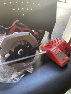M18 18-Volt Lithium-Ion Brushless Cordless 6-1/2 in. Circular Saw, with Battery and Charger
