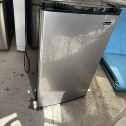 Mini Fridge magic Chef Brand Small Fridge 