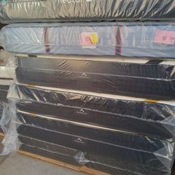 Dream Cloud 14" Cal- King  Mattress - Luxury Hybrid Gel Memory Foam

Brand new mattress 

Delivered available