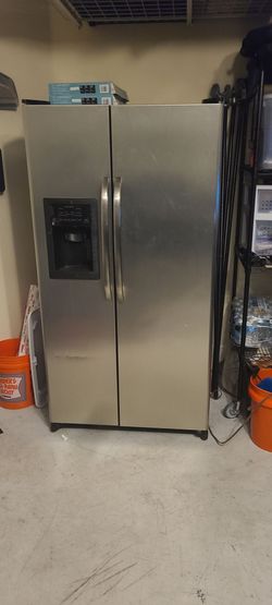GE Fridge Refrigerator - side by side