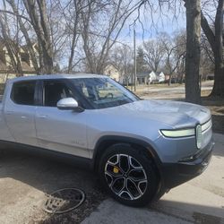 2022 Rivian R1t  La Silver 