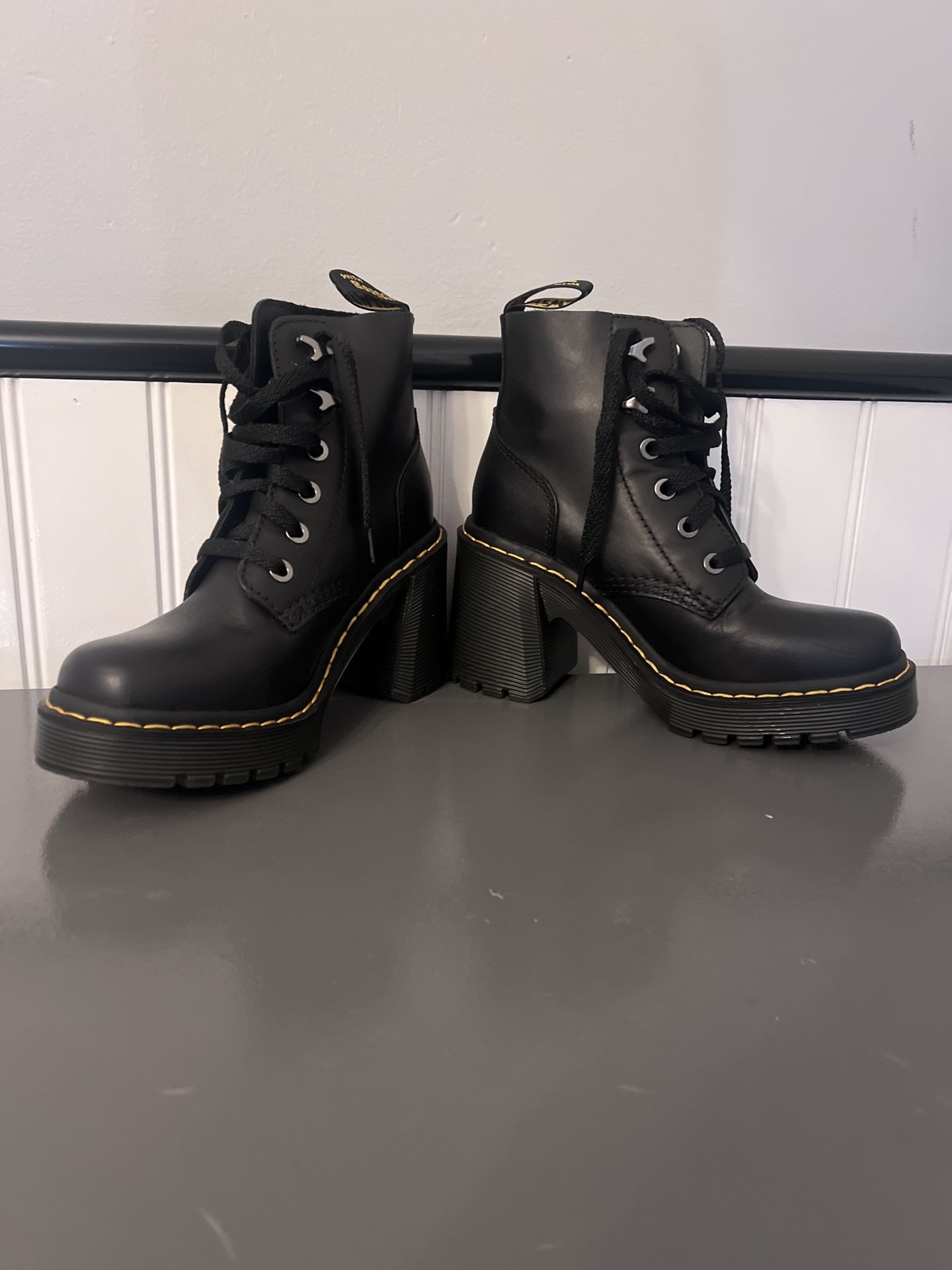 Doc Martens Women’s Size 6