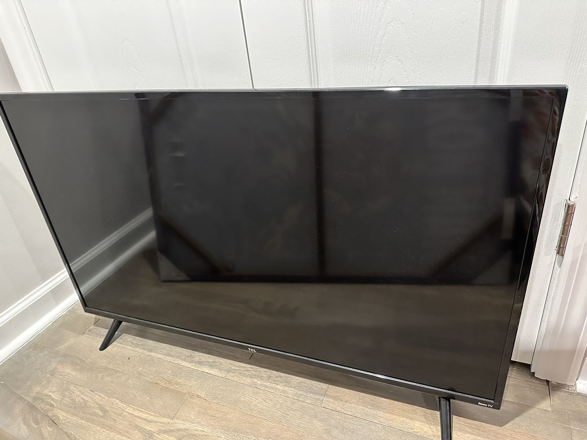 TCL 40” TV Class 3-Series (Smart Roku TV)