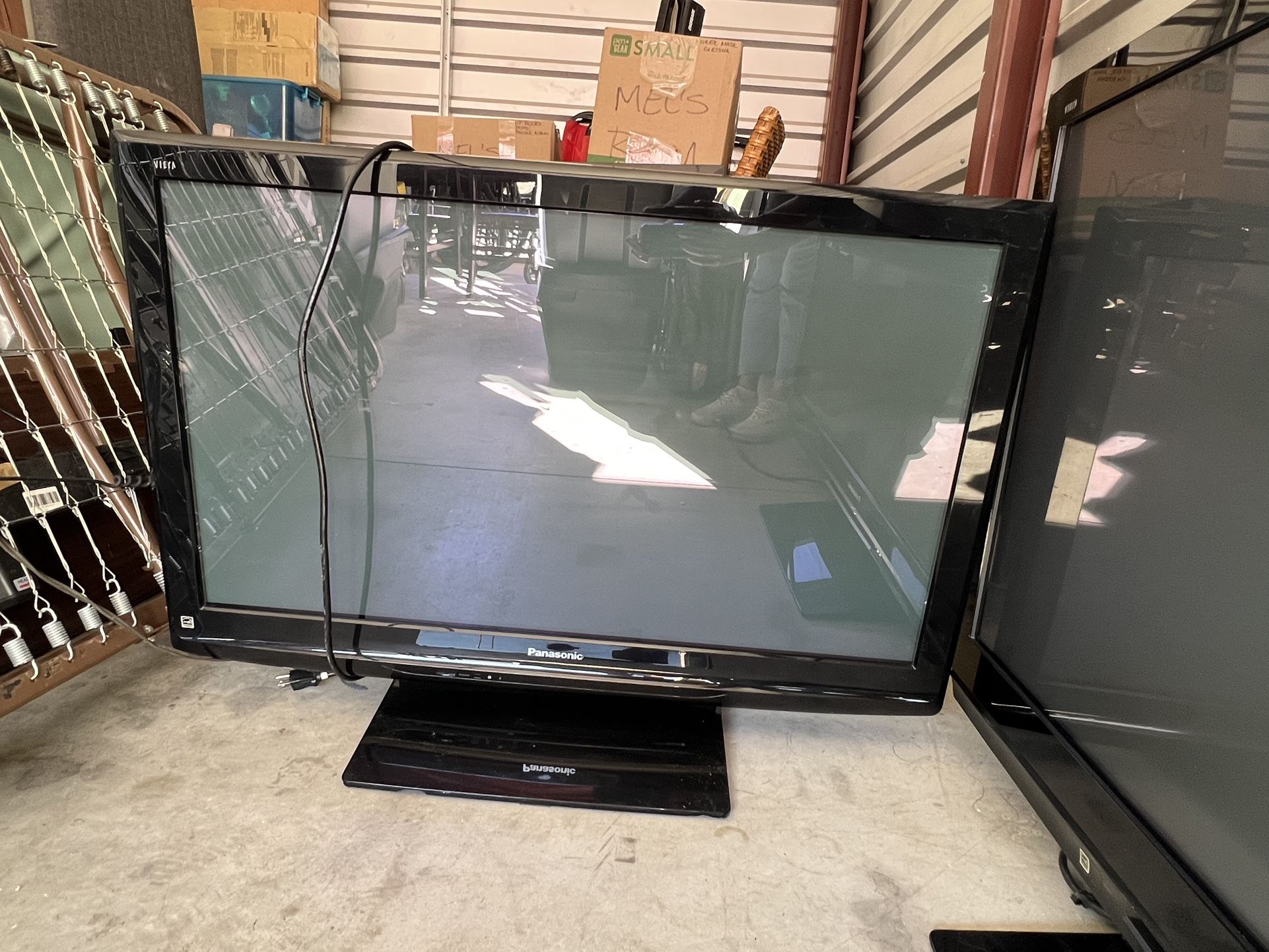 40in Flat Screen TV