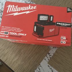 Milwaukee M18 PACKOUT Light And Charger 