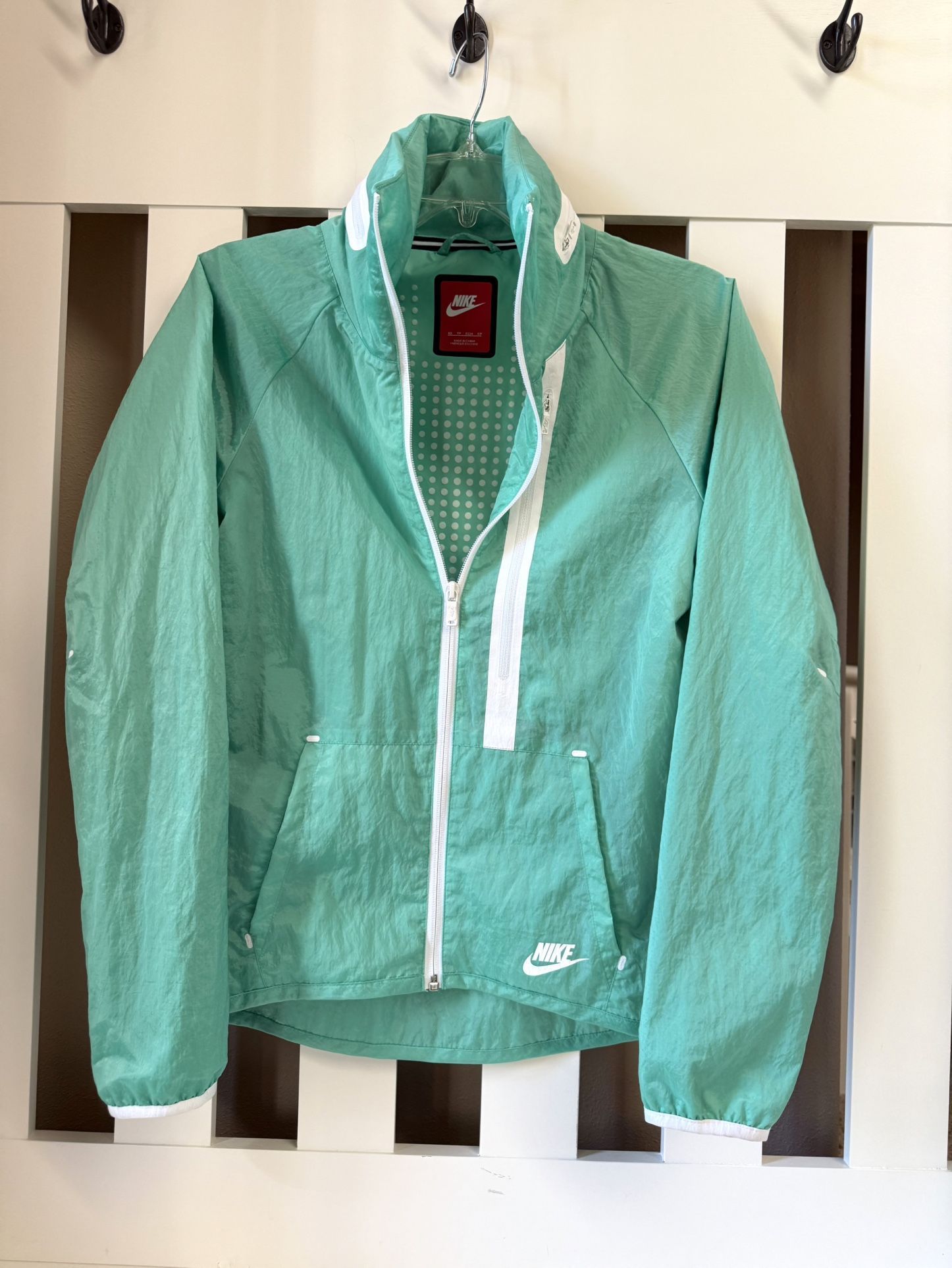Nike tech aeroshileld Moto cape hoodie jacket green XS lightweight never been worn no tags