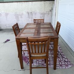 Extendable dining table