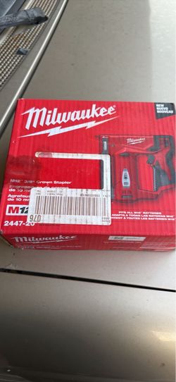 Milwaukee M12 3/8" Crown Stapler