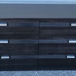 (DELIVERY AVAILABLE) Rooms To Go Black 6 Drawer Dresser 