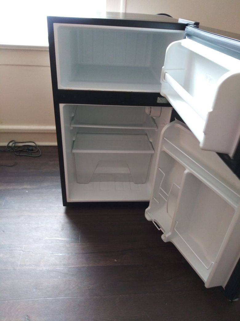 Mini fridge/ freezer