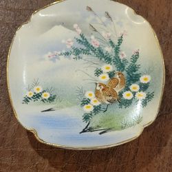 Vintage Soko China Japanese Satsuma Style Trinket Dish Sparrows Quail Mt 
Fuji 4".  Hand painted. Made in Japan. Age 1s.
Pre-owned, very good 