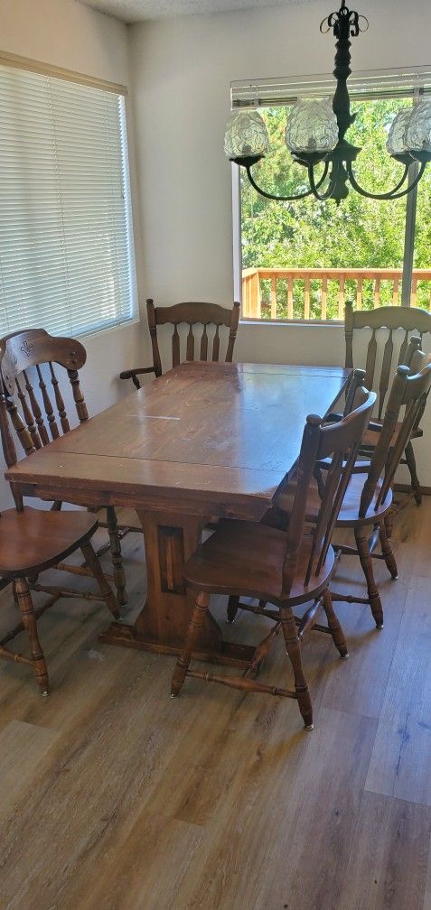 FREE dining Table And Chairs. Going To Goodwill End Of Today
