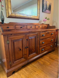 Bedroom furniture set
