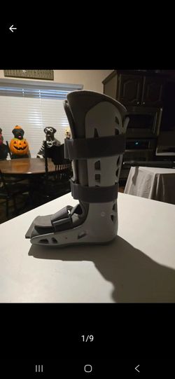 Adjustable foot boot sz medium