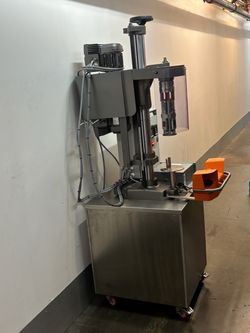 The Zalkin TM3 is a single-head, semi-automatic capping machine built for applying screw-on, roll-on (ROPP), and push-in closures.
