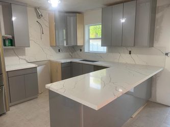 FULL BACKSPLASH KITCHEN COUNTERTOP (QUARTZ) / MESETA DE COCINA (CUARZO)
