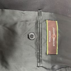 Men’s suit,size 40 large. New. Color black..