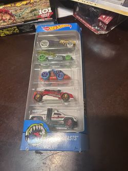 Hot Wheels STREET BEASTS 1:64 Scale Diecast Vehicle 5-Pack Cars (DJD24) Mattel