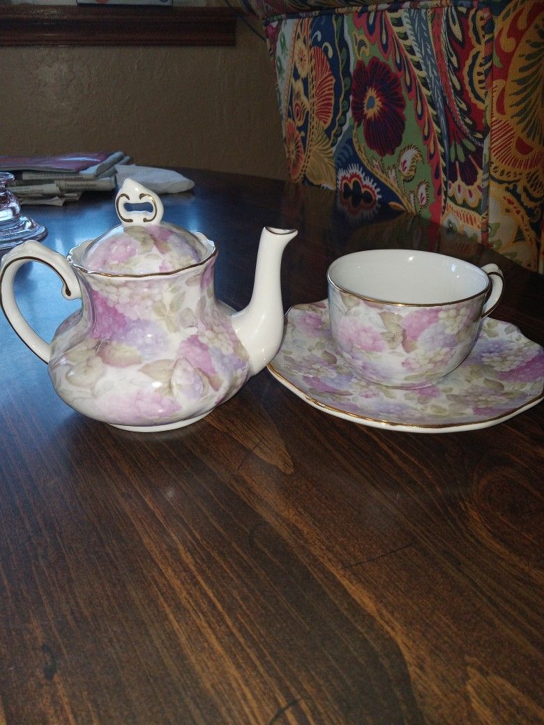 AntiqueTea Pot with Teacup and Saucer China