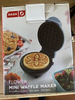 Dash Flower Mini Waffle Maker (4 inch)