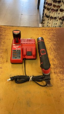 Milwaukee Oscillating Tool With 2 Battery’s and Charger