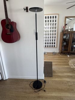 Floor lamp with adjustable light modes and remote control.