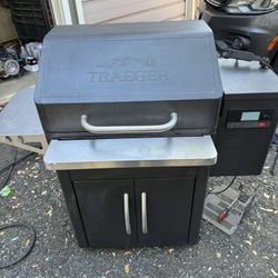 Traeger Silverton 620 Pellet Smoker