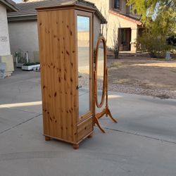 Lockable Cabinet With Mirror And Regular Adjustable Mirror 