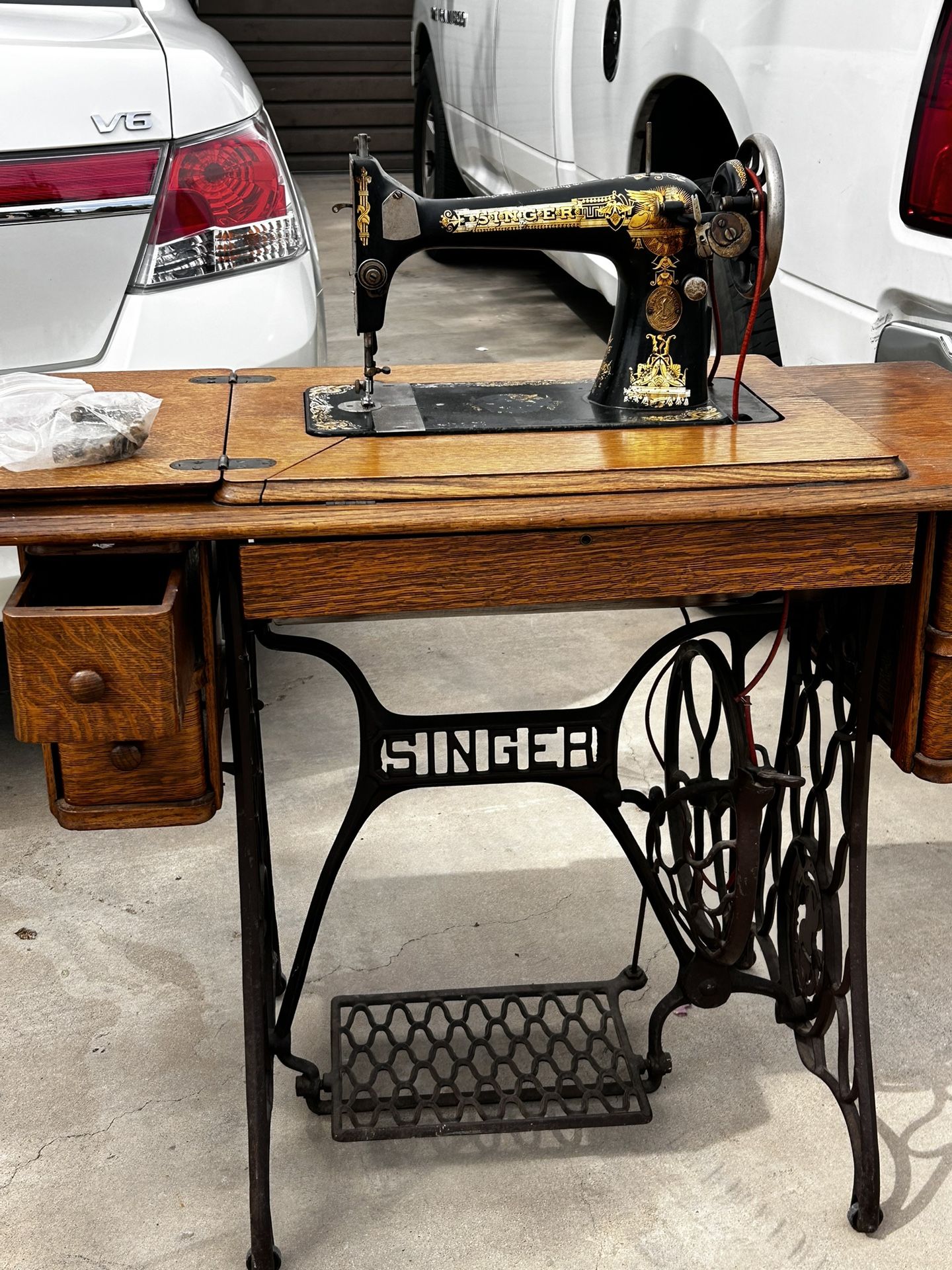 SINGER SEWING MACHINE 1930’s MAKE OFFER!