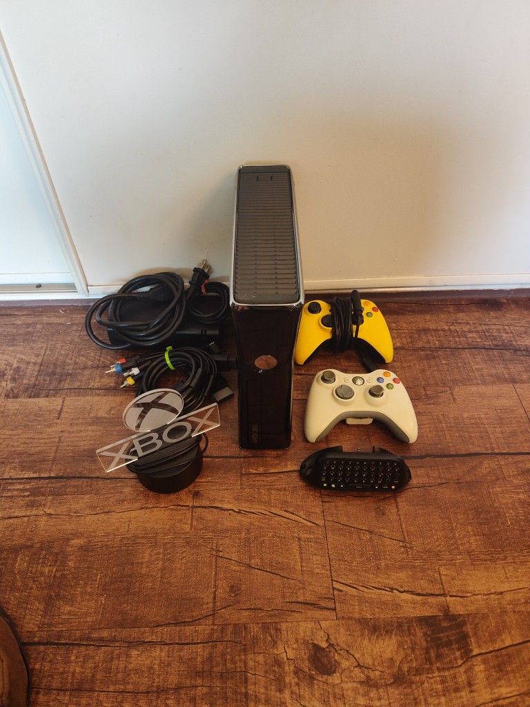 Xbox 360 Slim - 250 Gb W/ 2 controllers And Light